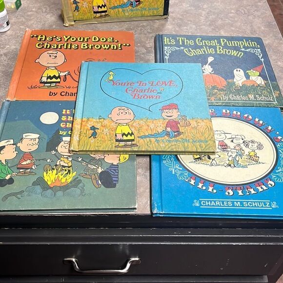 Charlie Brown book collection - Picture 1 of 8